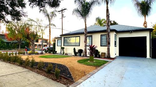 Spacious, Private, Modern 4 BR House Plus Playroom, Near Universal Studios Hollywood, WB-Studio allows 18 year olds to book a room in Glendale