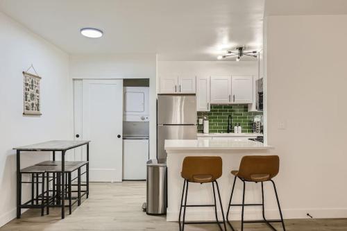 Lovely 2 Bed 2 Bath Modern King Bed w/ Pool & Gym allows 18 year olds to book a room in Tempe