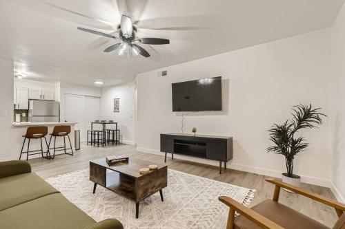 Walkable to ASU - Pool - 2bd 2bt - Full Kitchen allows 18 year olds to book a room in Tempe