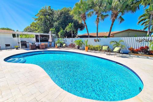 Pines Paradise - Luxury Home, Pool, BBQ, Parking allows 18 year olds to book a room in Pembroke Pines