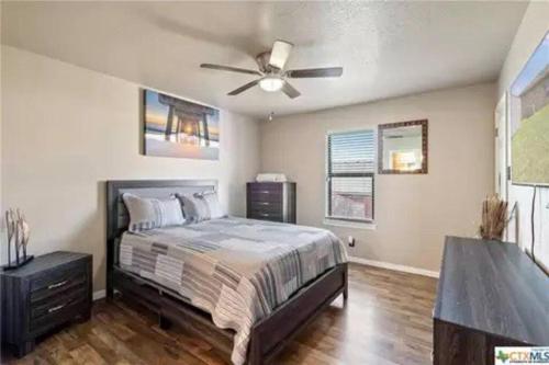 Cozy 3bd/2bath staycation near fort hood allows 18 year olds to book a room in Killeen