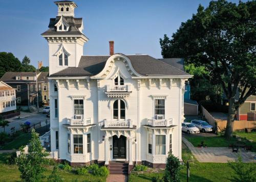 The Wedding Cake House allows 18 year olds to book a room in Providence