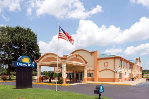 Days Inn by Wyndham Coliseum Montgomery AL allows 18 year olds to book a room in Montgomery