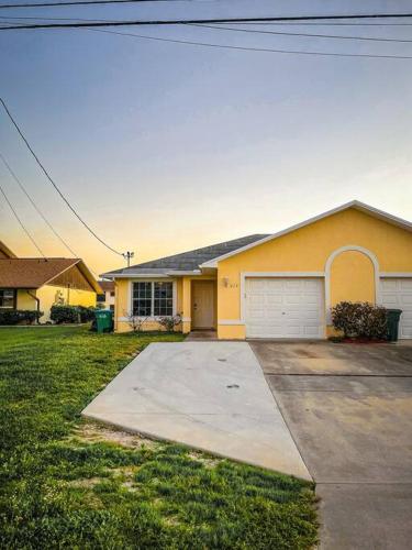 Peaceful 3 Bed Waterfront Home allows 18 year olds to book a room in Cape Coral