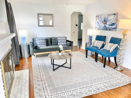 Chic 3BR Home Close to UD and Downtown allows 18 year olds to book a room in Dayton