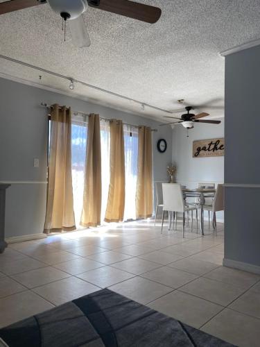 Lovely 2 bedroom townhouse with pool allows 18 year olds to book a room in Miramar