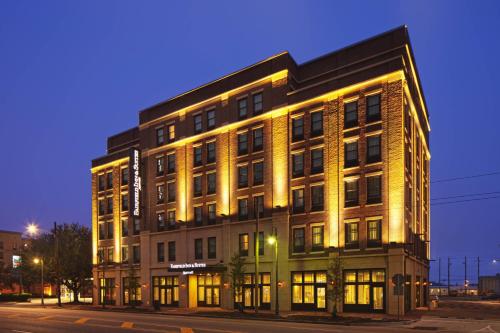 Fairfield Inn & Suites by Marriott Savannah Downtown/Historic District allows 18 year olds to book a room in Savannah