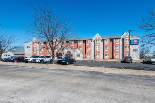 Motel 6-Olathe, KS allows 18 year olds to book a room in Olathe