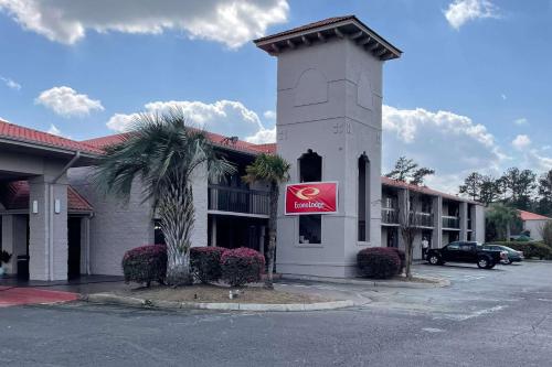 Econo Lodge allows 18 year olds to book a room in Savannah