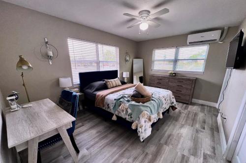 Caza Azul 2bd Private Duplex Near Downtown CC allows 18 year olds to book a room in Cape Coral