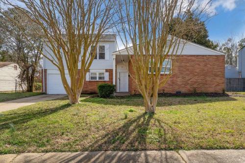 Spacious Riverside Family Home allows 18 year olds to book a room in Hampton