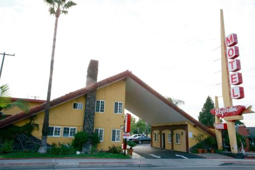 Sky Palm Motel - Orange allows 18 year olds to book a room in Orange