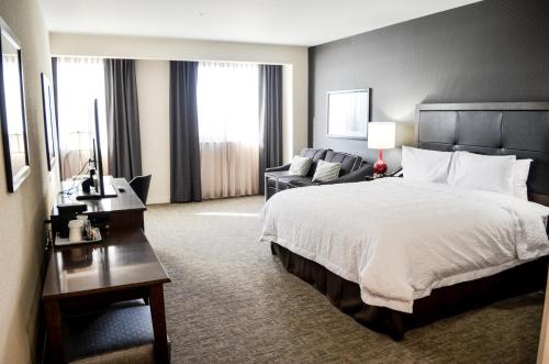 Hampton Inn & Suites - Richmond - Downtown, VA allows 18 year olds to book a room in Richmond