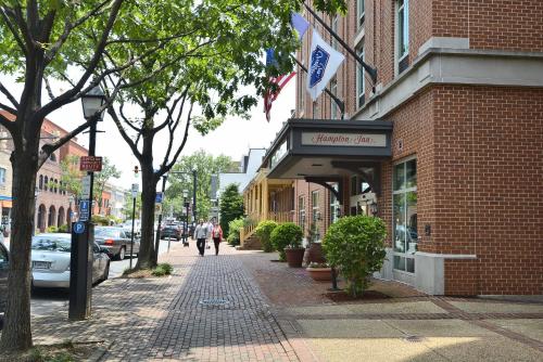 Hampton Inn Alexandria/Old Town allows 18 year olds to book a room in Alexandria