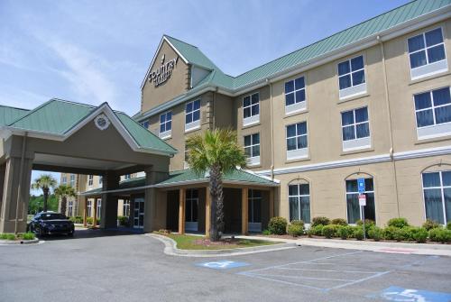 Country Inn & Suites by Radisson, Savannah Airport, GA allows 18 year olds to book a room in Savannah