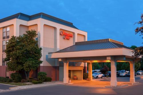 Hampton Inn Des Moines-Airport allows 18 year olds to book a room in Des Moines