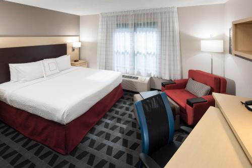 TownePlace Suites Columbus allows 18 year olds to book a room in Columbus 