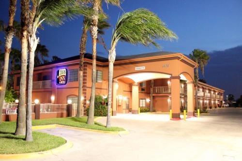 Texas Inn & Suites McAllen at La Plaza Mall and Airport allows 18 year olds to book a room in McAllen