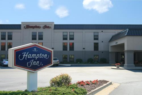 Hampton Inn Grand Rapids/North allows 18 year olds to book a room in Grand Rapids