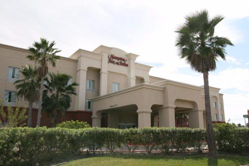 Hampton Inn and Suites-Brownsville allows 18 year olds to book a room in Brownsville