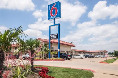 Motel 6-Mesquite, TX - Rodeo - Convention Ctr allows 18 year olds to book a room in Mesquite