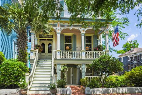 Catherine Ward House Inn allows 18 year olds to book a room in Savannah