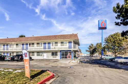 Motel 6-Fort Collins, CO allows 18 year olds to book a room in Fort Collins