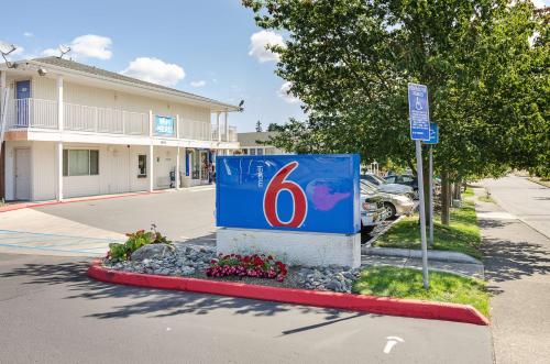 Motel 6-Tacoma, WA - South allows 18 year olds to book a room in Tacoma