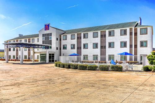 Motel 6-Killeen, TX allows 18 year olds to book a room in Killeen