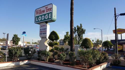 Willow Tree Lodge allows 18 year olds to book a room in Fullerton