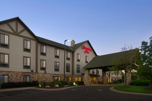 Hampton Inn Kansas City The Legends allows 18 year olds to book a room in Kansas City