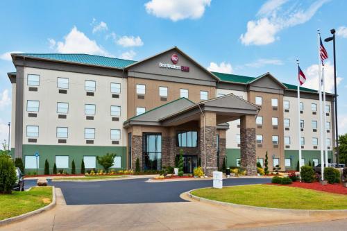 Best Western Plus Columbus Ft. Benning allows 18 year olds to book a room in Columbus 