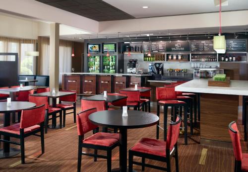 Courtyard by Marriott Columbus allows 18 year olds to book a room in Columbus 