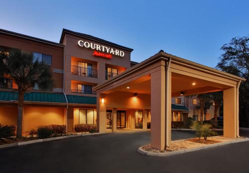 Courtyard by Marriott Gainesville allows 18 year olds to book a room in Gainesville