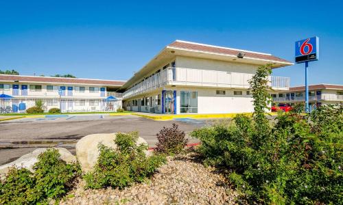 Motel 6-Thornton, CO - Denver allows 18 year olds to book a room in Thornton