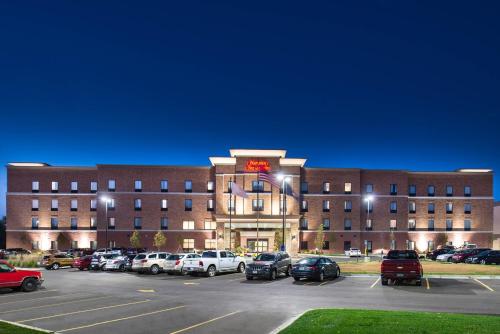 Hampton Inn & Suites Ann Arbor West allows 18 year olds to book a room in Ann Arbor