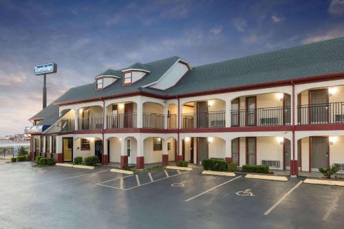 Travelodge Inn & Suites by Wyndham Norman allows 18 year olds to book a room in Norman