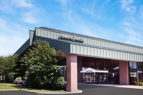 Howard Johnson by Wyndham Evansville East allows 18 year olds to book a room in Evansville 