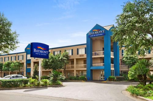 Baymont By Wyndham Gainesville I-75 allows 18 year olds to book a room in Gainesville