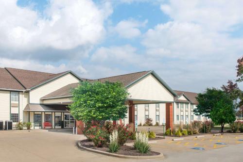 Ramada by Wyndham Springfield North allows 18 year olds to book a room in Springfield