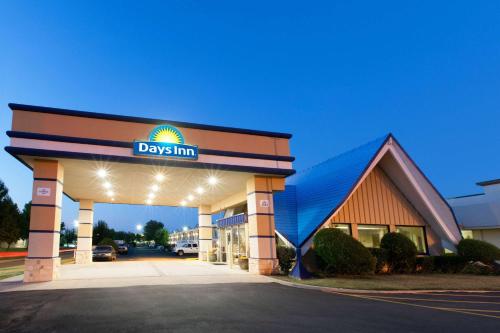 Days Inn by Wyndham Norman allows 18 year olds to book a room in Norman