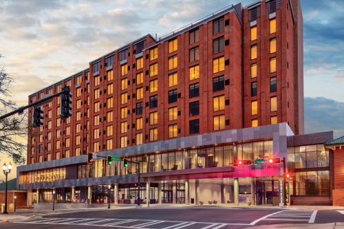 Hyatt Place Athens Downtown allows 18 year olds to book a room in Athens