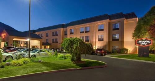 Hampton Inn Provo allows 18 year olds to book a room in Provo