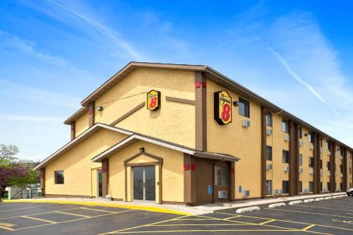 Super 8 by Wyndham Cedar Rapids allows 18 year olds to book a room in Cedar Rapids