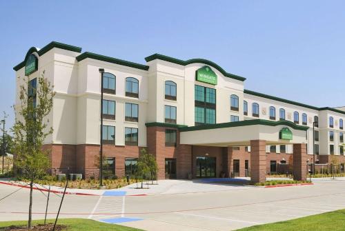 Wingate By Wyndham Frisco allows 18 year olds to book a room in Frisco