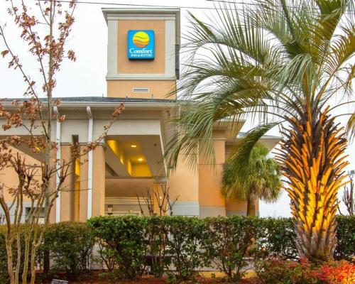 Comfort Inn & Suites Airport Convention Center allows 18 year olds to book a room in Charleston