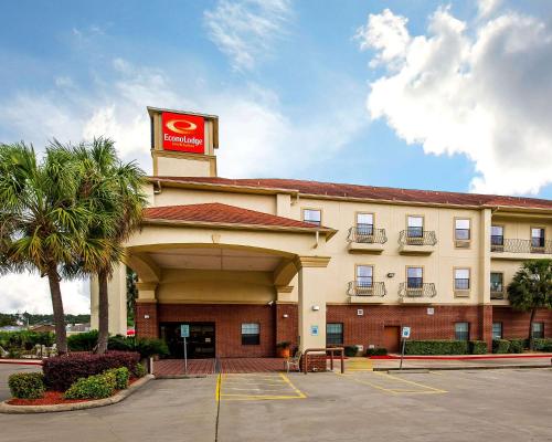 Econo Lodge Inn & Suites Beaumont allows 18 year olds to book a room in Beaumont