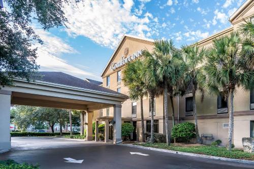 Comfort Inn University Gainesville allows 18 year olds to book a room in Gainesville