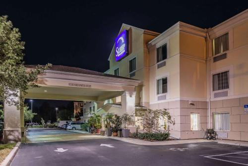 Sleep Inn & Suites University/Shands allows 18 year olds to book a room in Gainesville