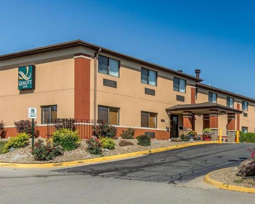 Quality Inn at Collins Road - Cedar Rapids allows 18 year olds to book a room in Cedar Rapids